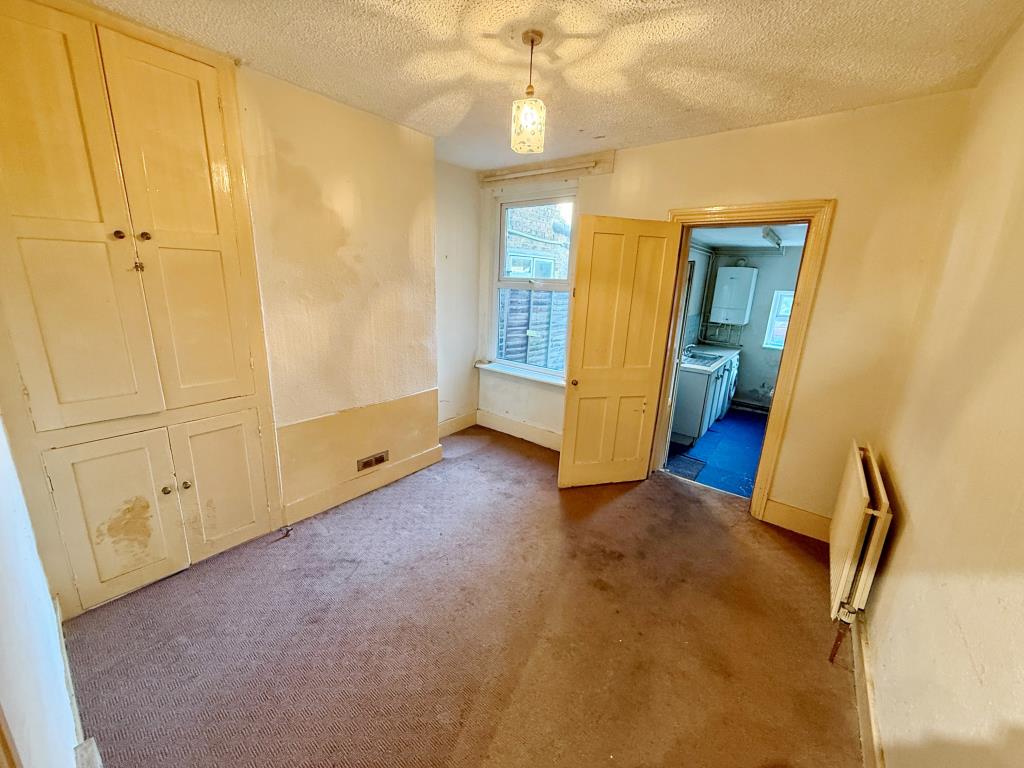Lot: 100 - TERRACE HOUSE FOR IMPROVEMENT - Dining room
